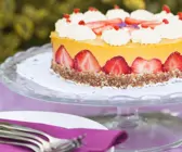 Mango-Sahne-Torte mit Erdbeeren (vegan)