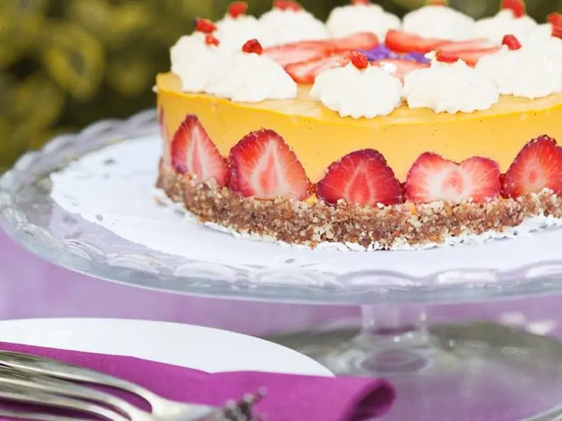 Mango-Sahne-Torte mit Erdbeeren (vegan)
