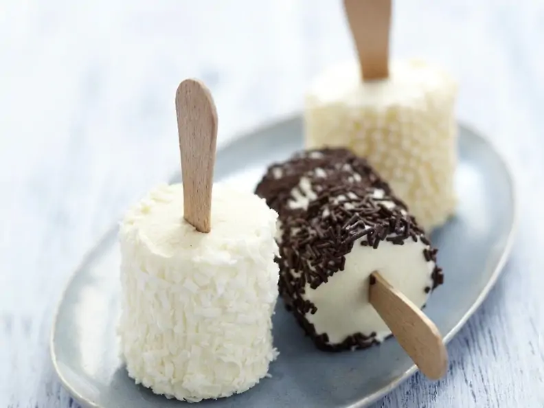 Eis am Stiel mit Frischkäse und dreierlei Ummantelung