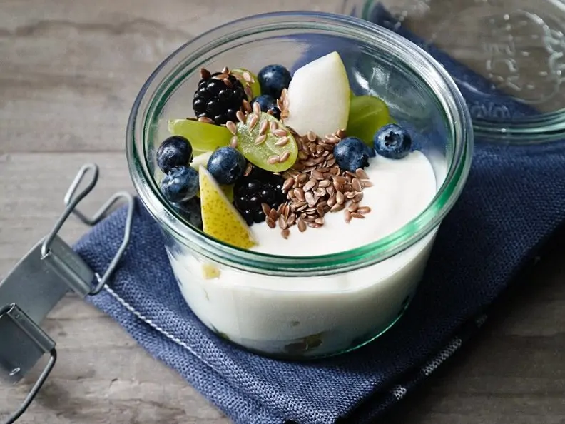 Obstsalat mit Sojajoghurt