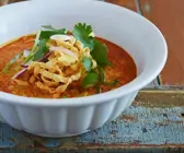 Thailändische Nudelsuppe mit Hühnchen