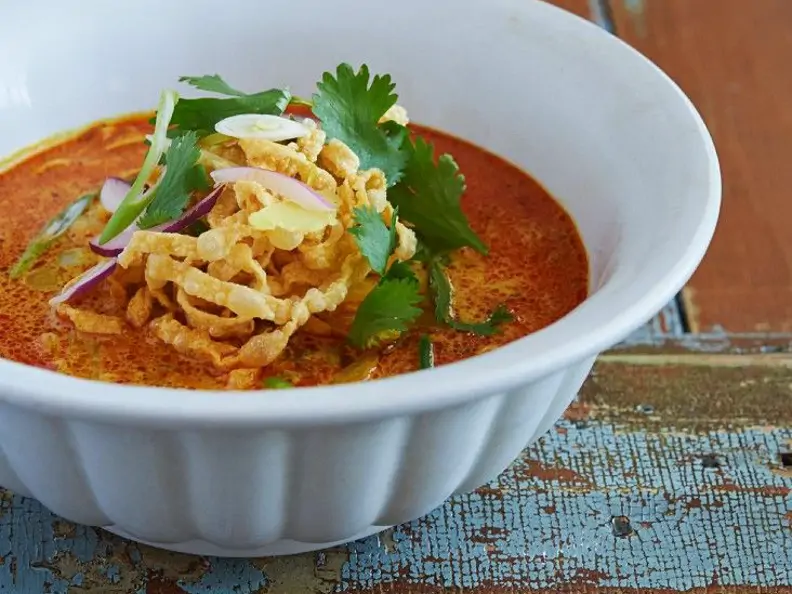 Thailändische Nudelsuppe mit Hühnchen