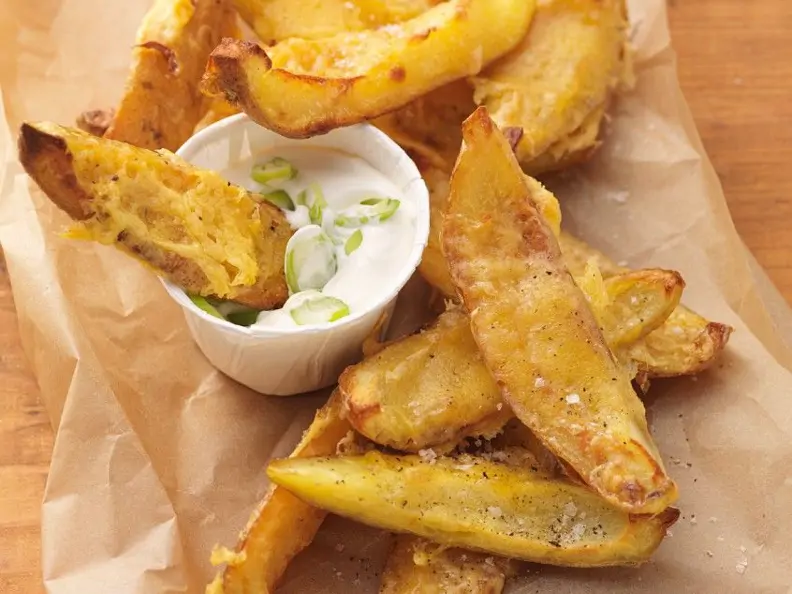 Kartoffelweges mit Käse überbacken