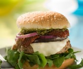 Gegrillte Hamburger mit getrockneten Tomaten