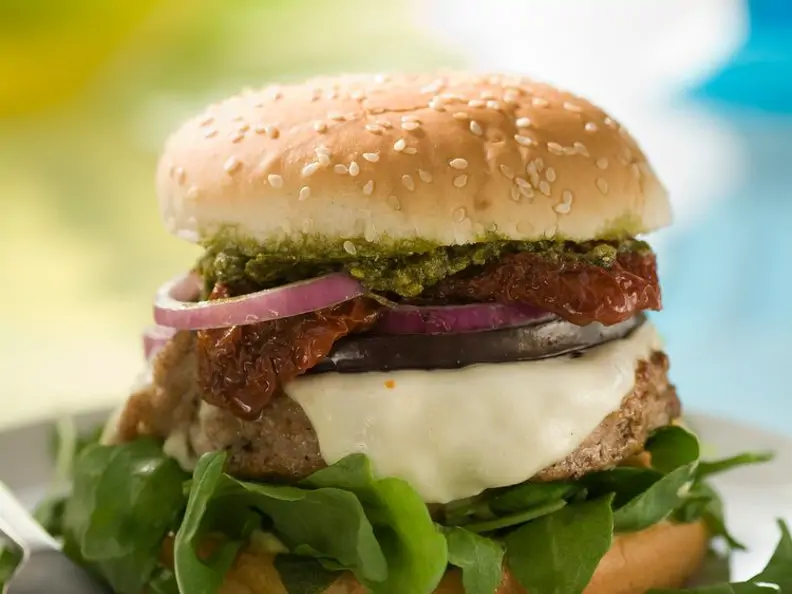 Gegrillte Hamburger mit getrockneten Tomaten