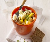 Mediterraner Blumenkohlsalat mit Käse