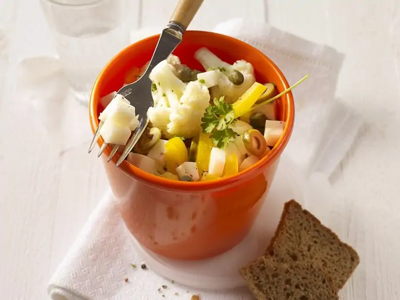 Mediterraner Blumenkohlsalat mit Käse
