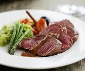 Rindfleisch mit Schokosauce und Spargel