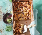 Käsekuchen mit Weintrauben und Mandeln
