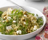 Salat aus Rucola, Quinoa und Ziegenkäse