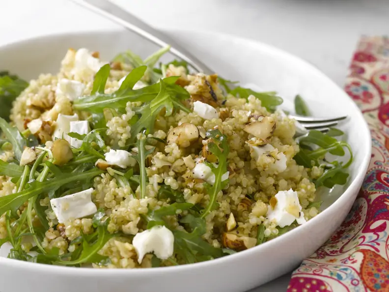 Salat aus Rucola, Quinoa und Ziegenkäse
