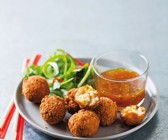 Frittierte Fischbällchen mit Chili-Tee-Dip