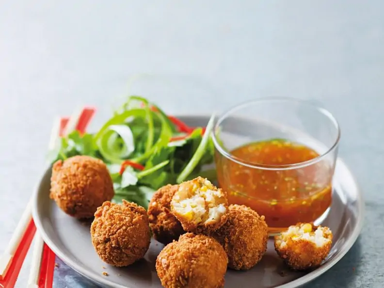 Frittierte Fischbällchen mit Chili-Tee-Dip