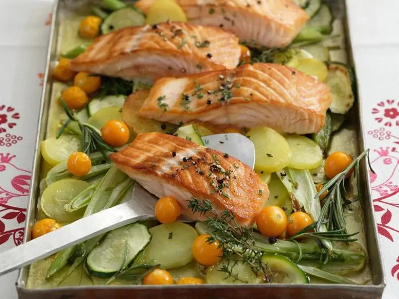 Gemüse mit Lachs aus dem Ofen