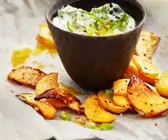 Gebackene Steckrüben mit cremigen Spinat-Dip