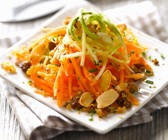 Gemüsesalat mit Rosinen