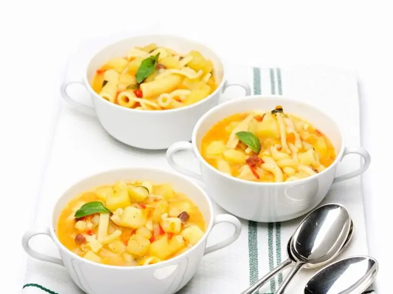 Kartoffelsuppe mit Nudeln und Paprika