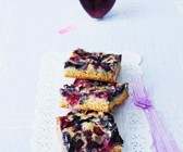 Mandelkuchen mit gemischten Beeren
