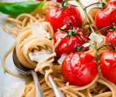 Spaghetti aus Vollkornmehl mit Kirschtomaten und Parmesan