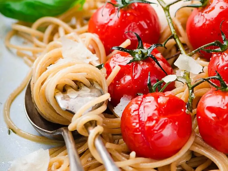 Spaghetti aus Vollkornmehl mit Kirschtomaten und Parmesan