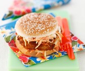 Burger mit Fisch und Krautsalat