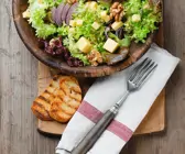 Hersbtsalat mit Nüssen, Zwiebeln und Hartkäse
