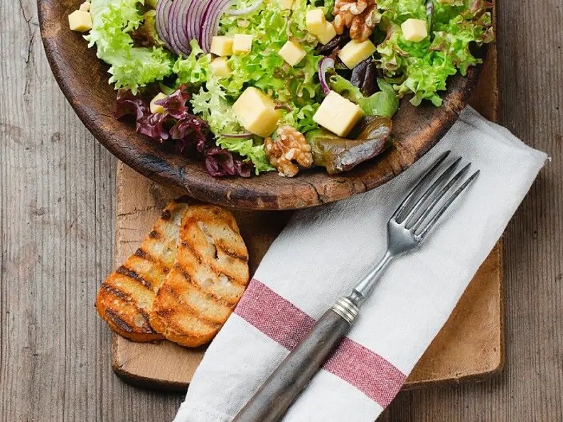 Hersbtsalat mit Nüssen, Zwiebeln und Hartkäse