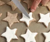 Klassische Zimtsterne mit Zuckerglasur