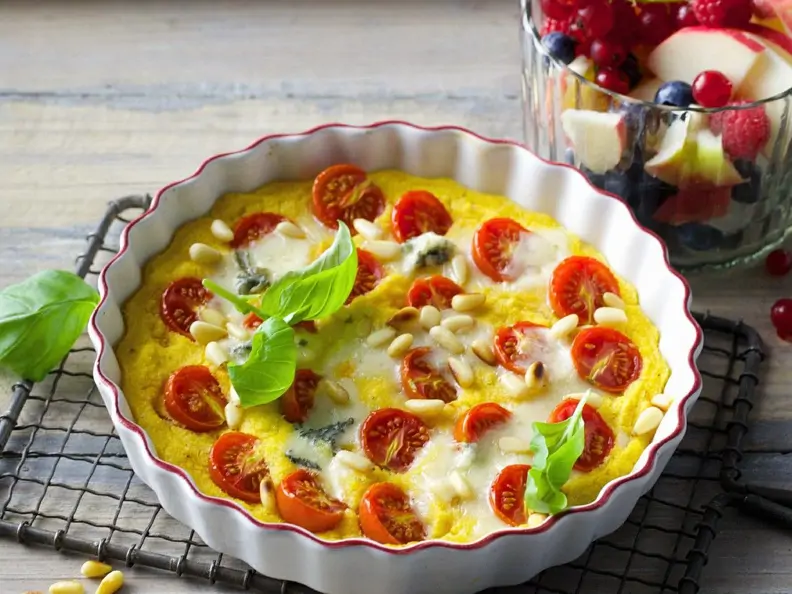 Quiche mit Polenta, Zwiebeln, Kirschtomaten und Gorgonzola
