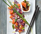 Roher Lachs mit Sojasauce