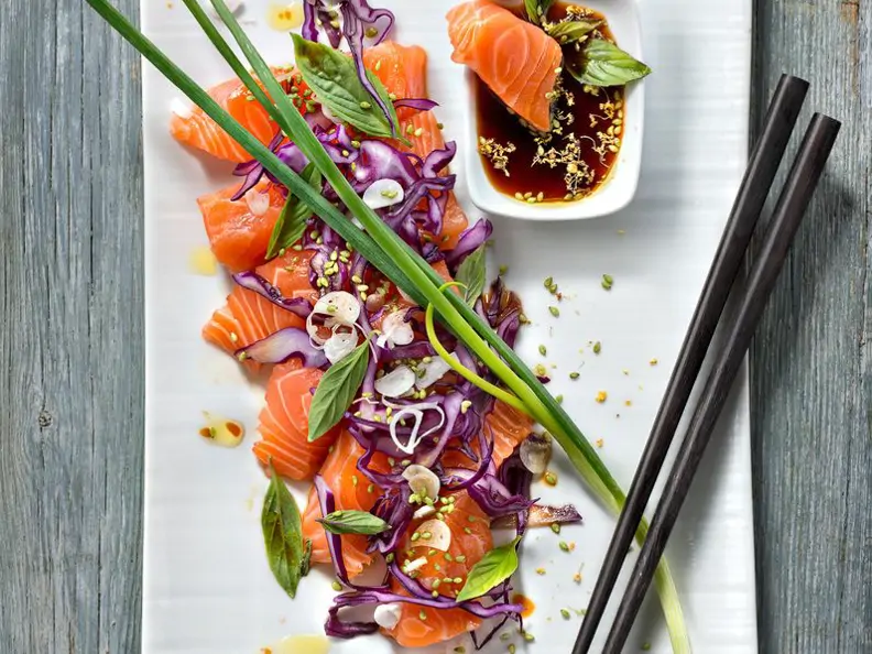 Roher Lachs mit Sojasauce
