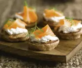 Blinis aus Kastanienmehl mit Räucherlachs