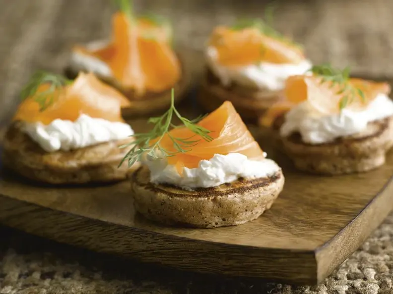 Blinis aus Kastanienmehl mit Räucherlachs