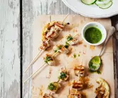 Hähnchenspieße mit Gurkensalat