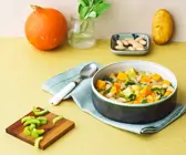 Gemüsesuppe mit Kürbis, Sellerie und Bohnen