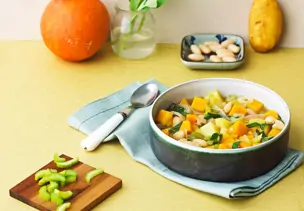 Gemüsesuppe mit Kürbis, Sellerie und Bohnen