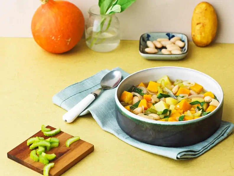 Gemüsesuppe mit Kürbis, Sellerie und Bohnen
