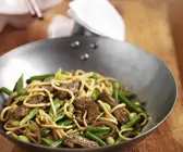 Wok-Nudeln mit Bohnen und Rind