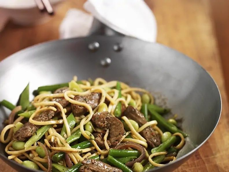 Wok-Nudeln mit Bohnen und Rind
