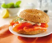 Räucherlachs mit Mayonnaise auf Bagel
