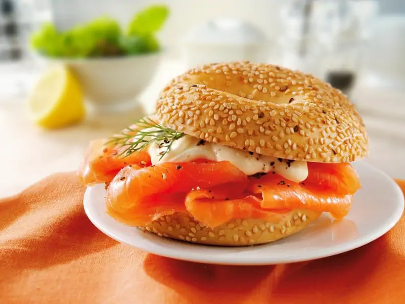 Räucherlachs mit Mayonnaise auf Bagel