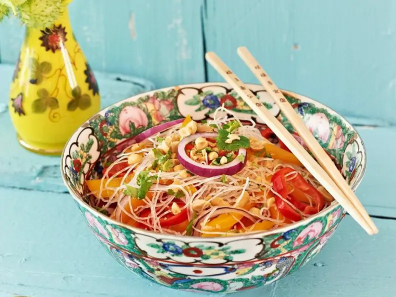 Salat mit Glasnudeln und Nüssen