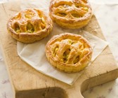 Kleine Paprikakuchen mit Blätterteig