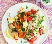 Gegrillte Lachsspieße mit Reis-Tomatensalat