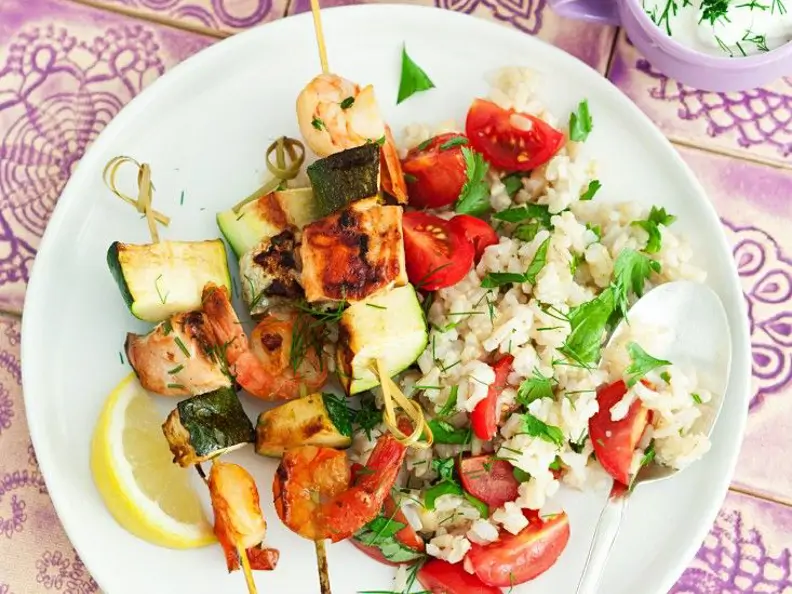 Gegrillte Lachsspieße mit Reis-Tomatensalat