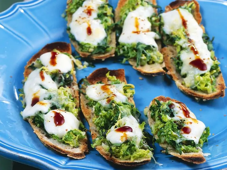 Röstebrote mit Rucola und Wirsing