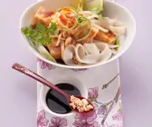 Thailändische Nudel-Tofu-Pfanne mit Nüssen und Ei
