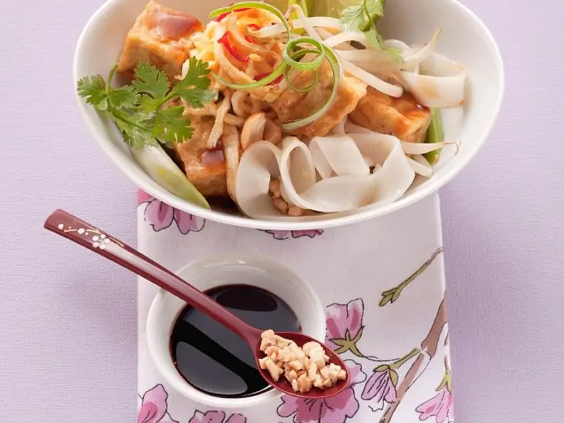 Thailändische Nudel-Tofu-Pfanne mit Nüssen und Ei