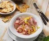 Wurstsalat mit Käse, Radieschen und Zwiebeln