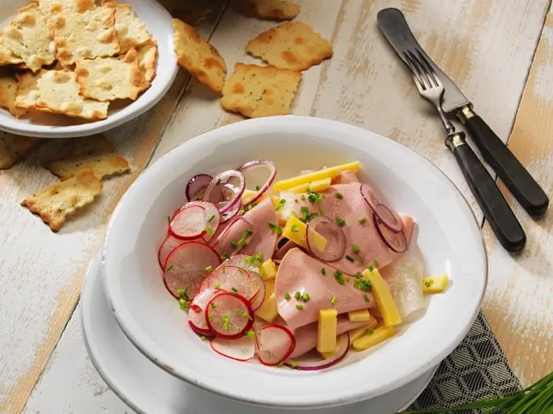 Wurstsalat mit Käse, Radieschen und Zwiebeln